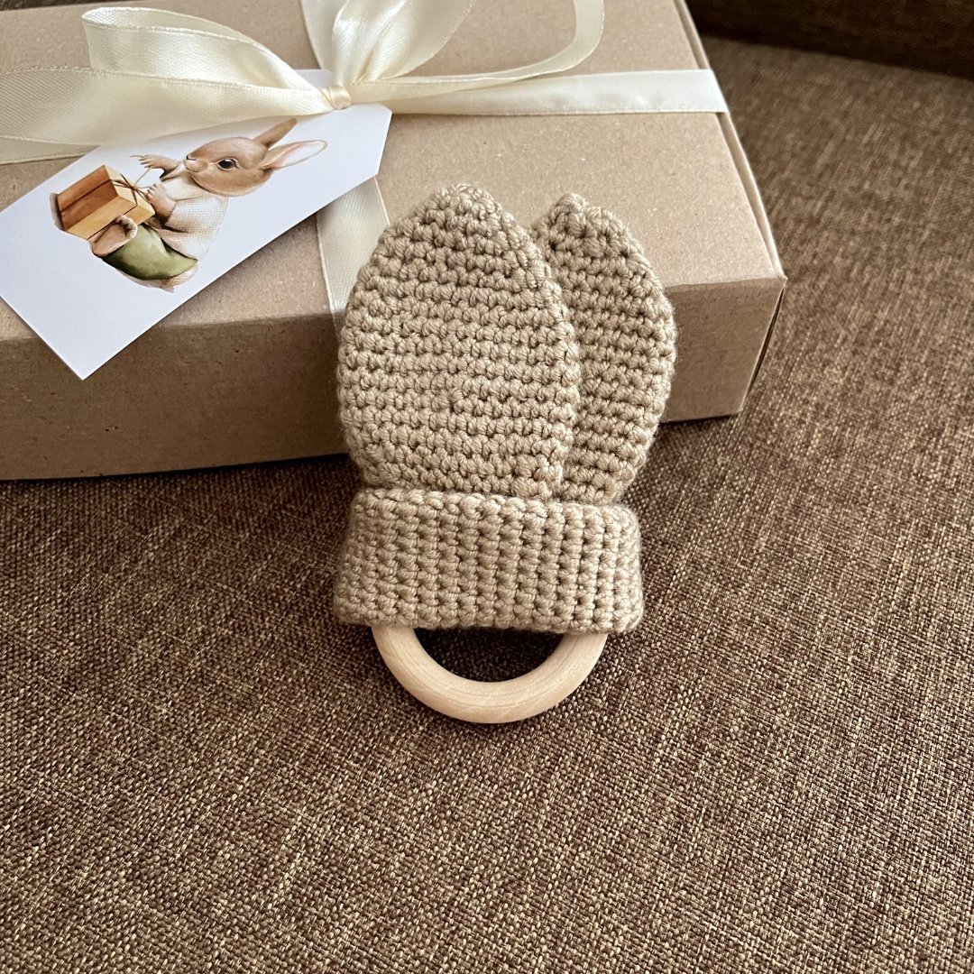 Вʼязаний гризунець з деревʼяним кільцем «Вушка»