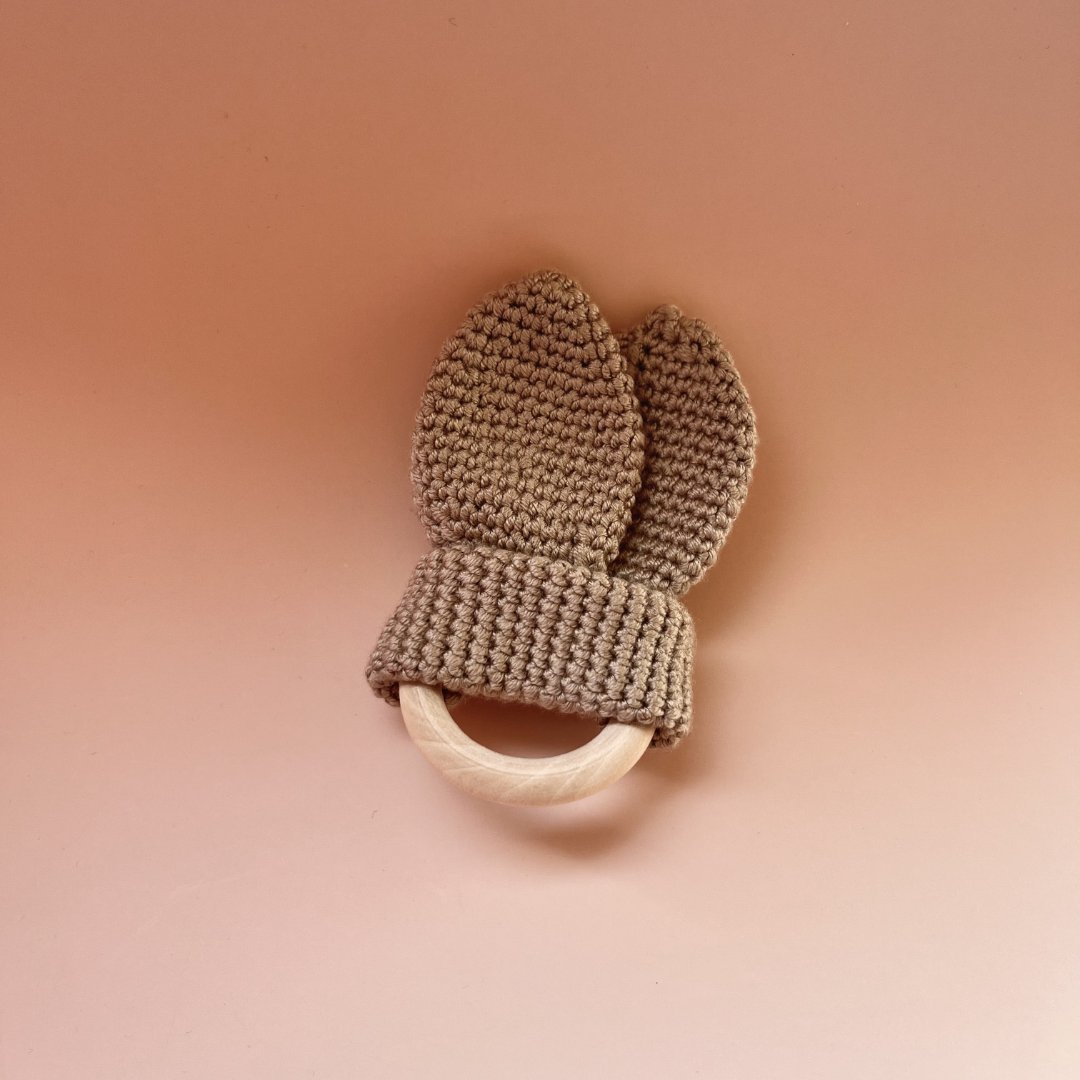 Вʼязаний гризунець з деревʼяним кільцем «Вушка»